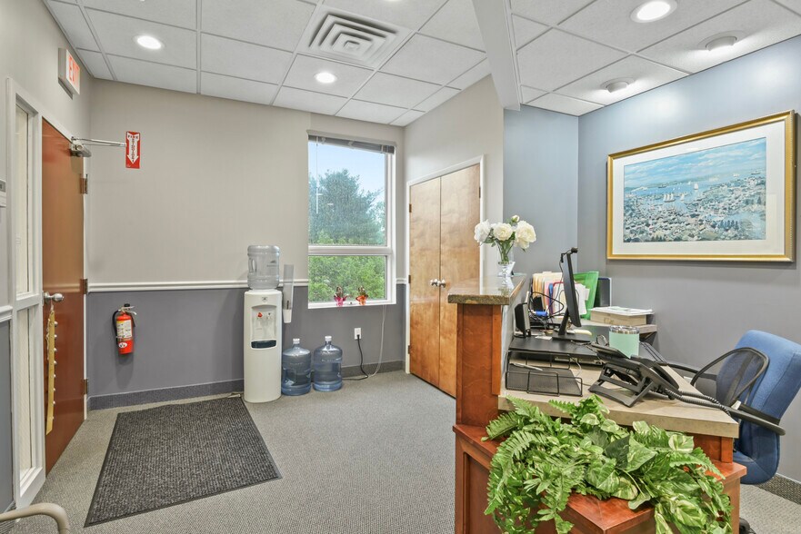 More Photos Of 875 Centerville Rd, Warwick Office For Lease