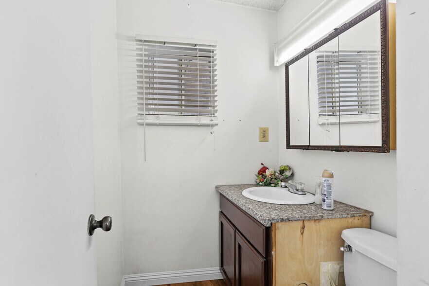 More Photos Of 979 S La Brea Ave, Inglewood Freestanding For Sale