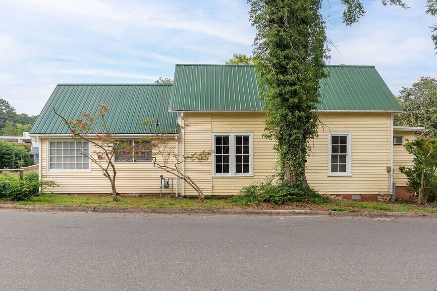 More Photos Of 117 E Salisbury St, Pittsboro Office For Sale