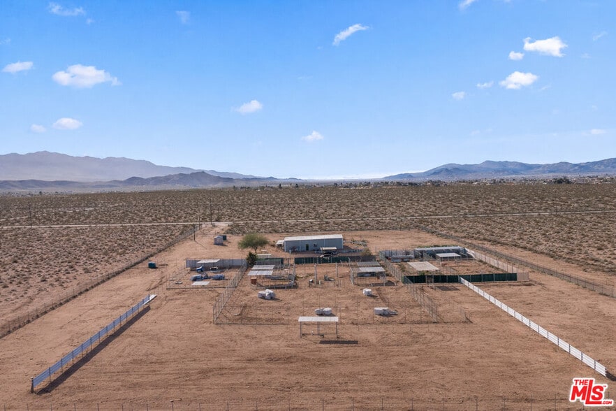 More Photos Of 9025 Camp Rock Rd, Lucerne Valley Veterinarian Kennel For Sale