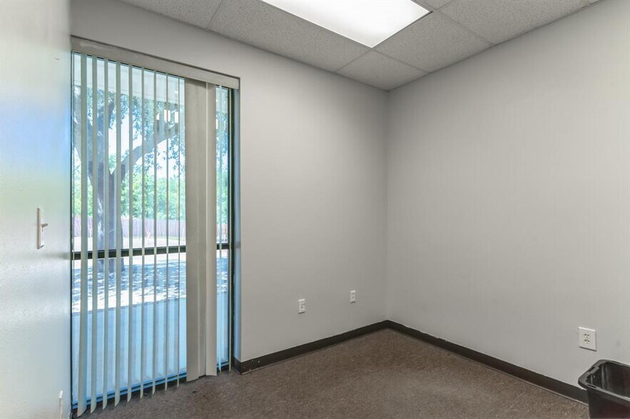 More Photos Of 425 Round Rock West Dr, Round Rock Light Distribution For Lease