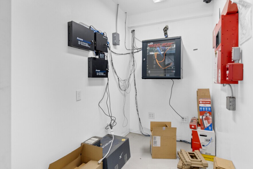 More Photos Of 991 Industrial Way, King City Warehouse For Lease