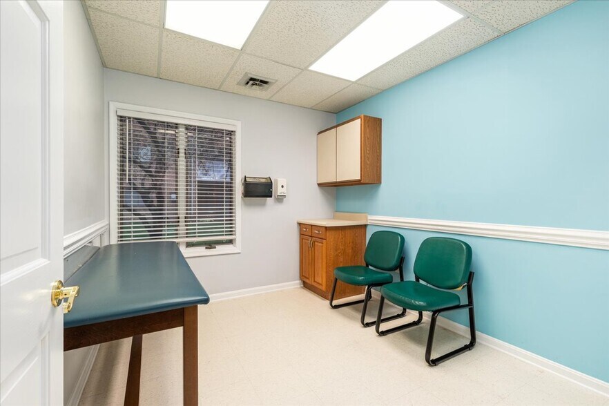 More Photos Of 10623 Crestwood Dr, Manassas Office For Sale