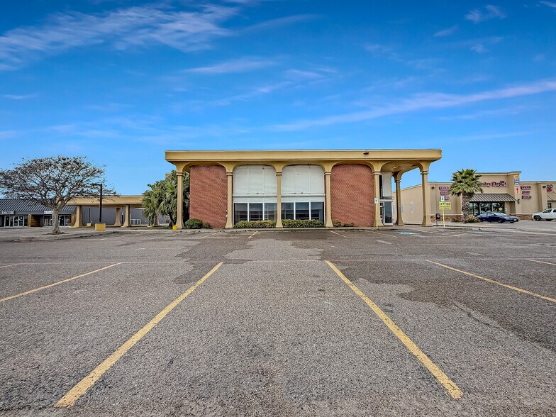 More Photos Of 1031 US Highway 181, Portland Bank For Lease