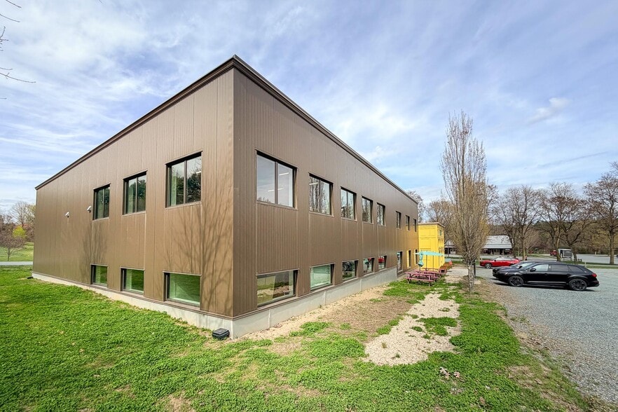 More Photos Of 60 Artisans Way, Windsor Flex For Sale
