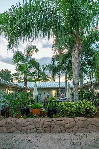 More Photos Of 1743 Wiley St, Hollywood Hotel For Sale