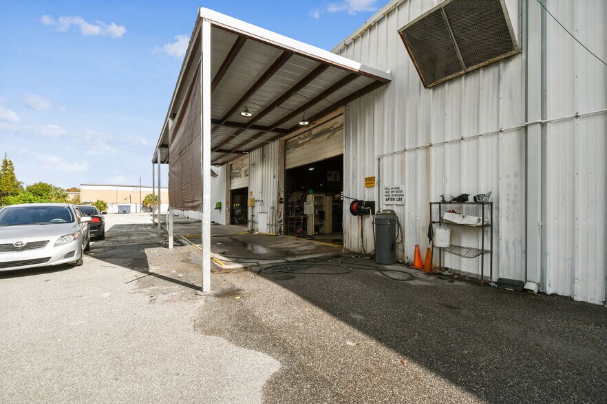 More Photos Of 4811 W Sligh Ave, Tampa Warehouse For Lease