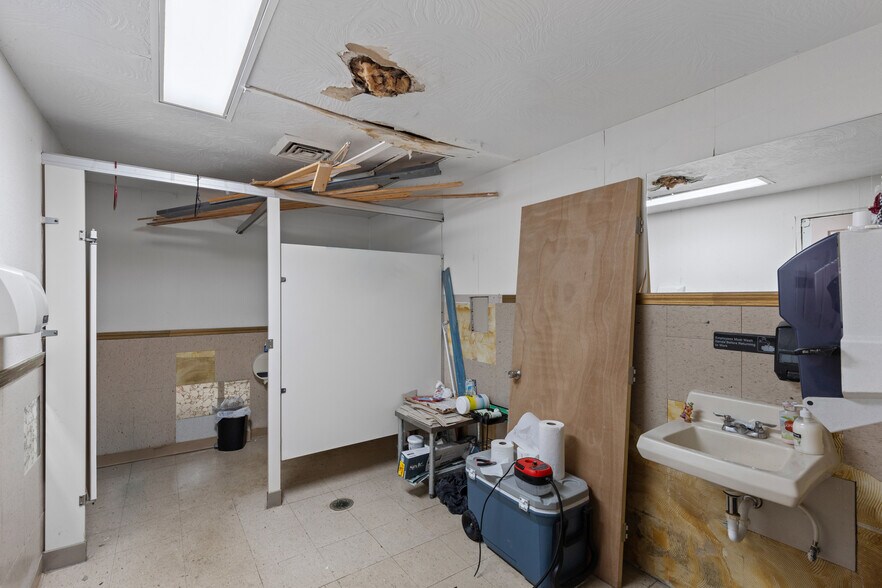 More Photos Of 3052 Belmont St, Bellaire General Retail For Sale