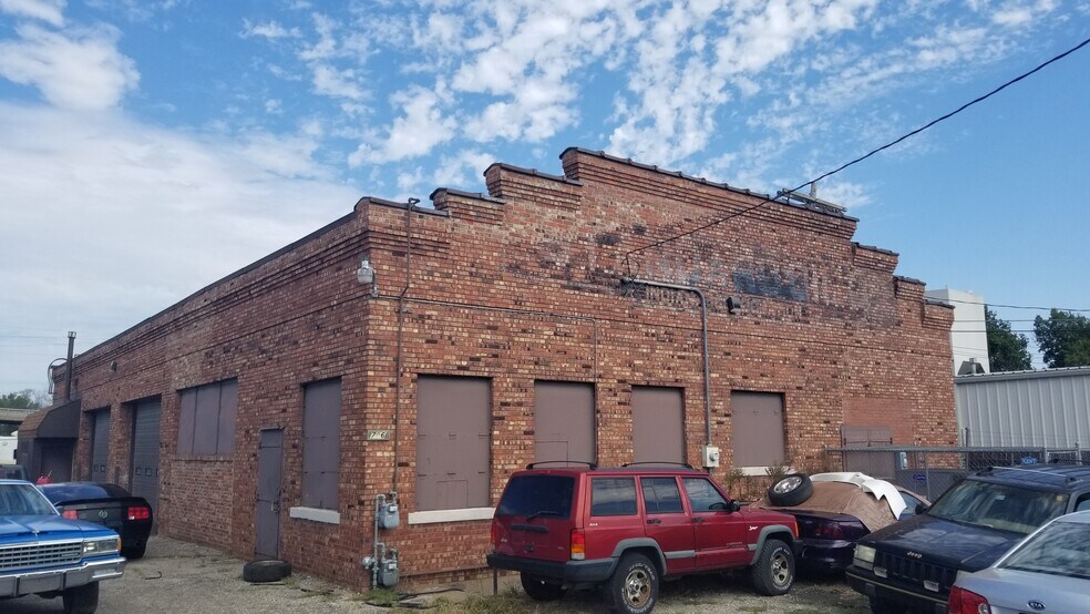 More Photos Of 700 SE 7th St, Topeka Light Distribution For Sale