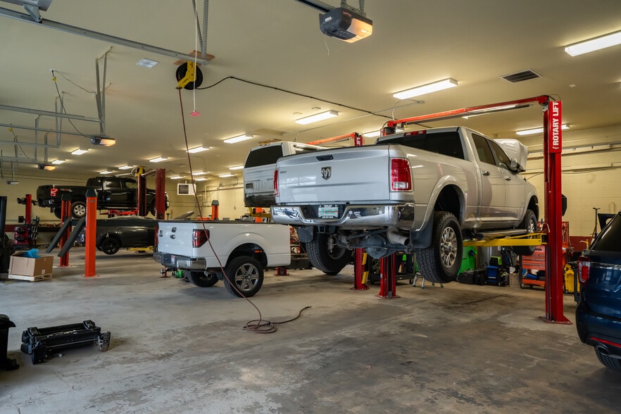 More Photos Of 211-221 11th Ave N, Nampa Auto Repair For Sale
