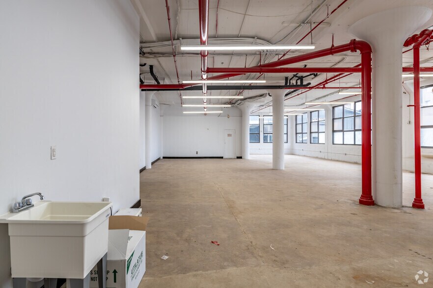 More Photos Of 4 Evergreen Ave, Brooklyn Flex For Sale