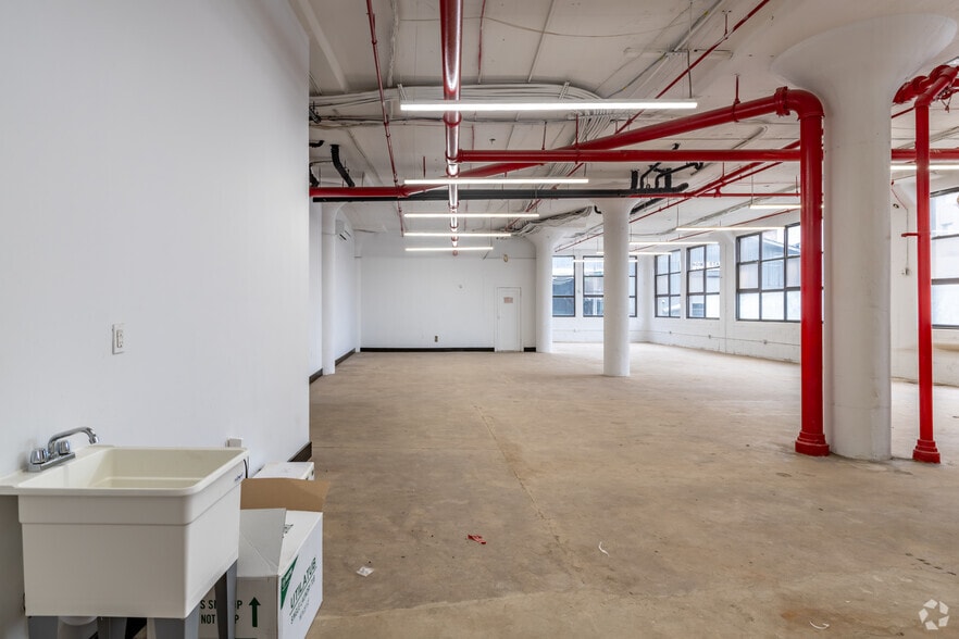 More Photos Of 4 Evergreen Ave, Brooklyn Light Manufacturing For Lease