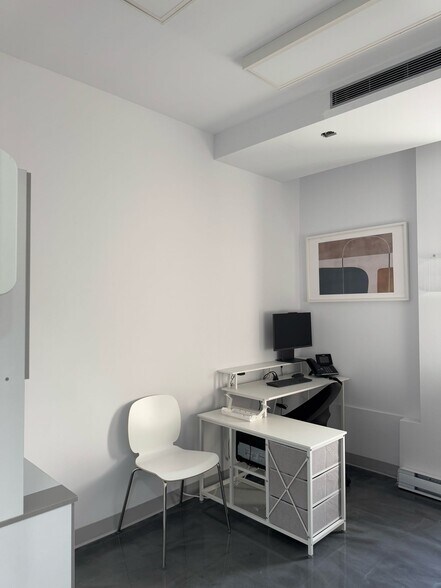 More Photos Of 3858-3870 Notre-Dame, Laval Office For Sale