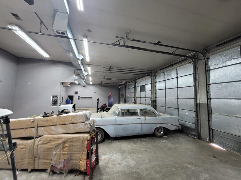 More Photos Of 11413 Hickman Mills Dr, Kansas City Industrial For Lease