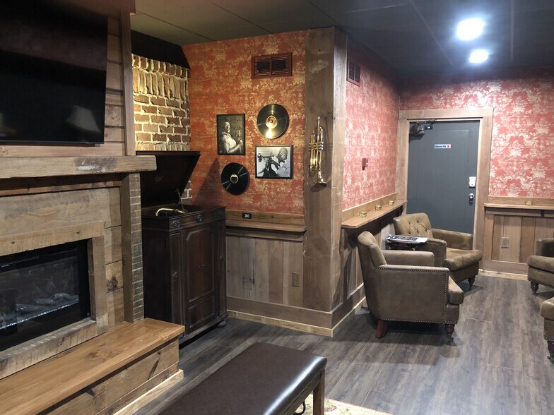 More Photos Of 7 W Mason St, Franklinton Storefront Retail Office For Sale