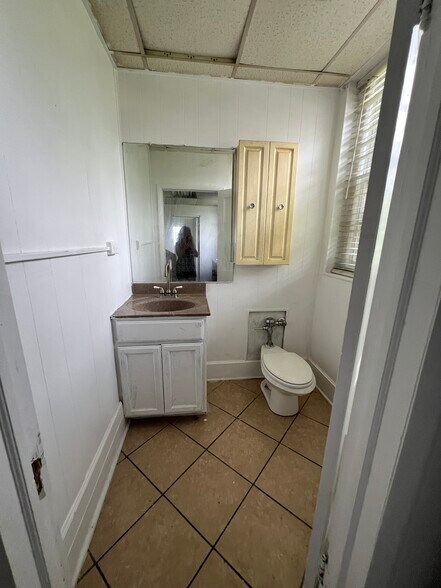 More Photos Of 327 N Royal Ave, Front Royal Freestanding For Sale