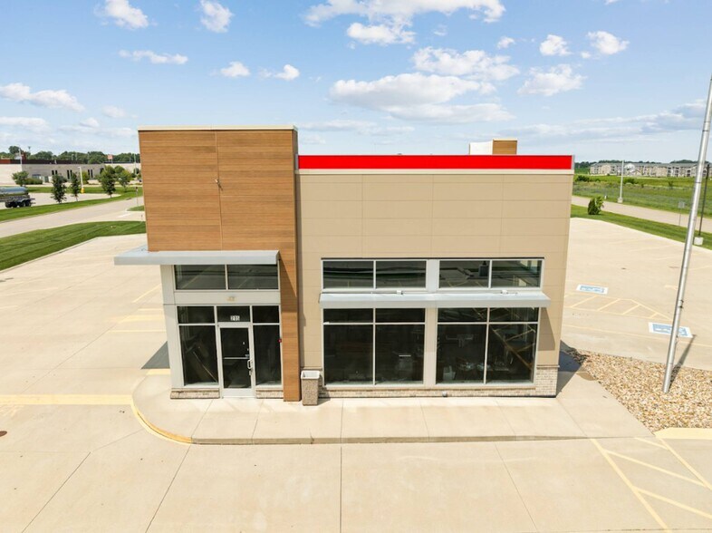 More Photos Of 215 E Donald St, Waterloo Fast Food For Lease