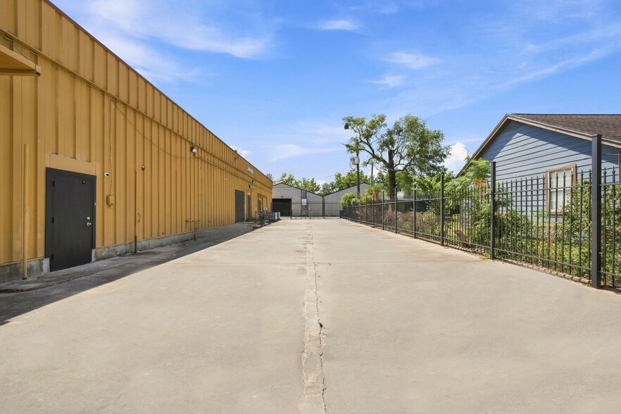 More Photos Of 5811 Lyons Ave, Houston Freestanding For Lease