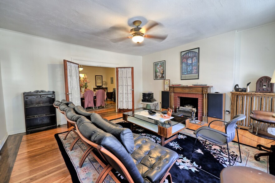 More Photos Of 511 Warren St, Hudson Storefront Retail Residential For Sale