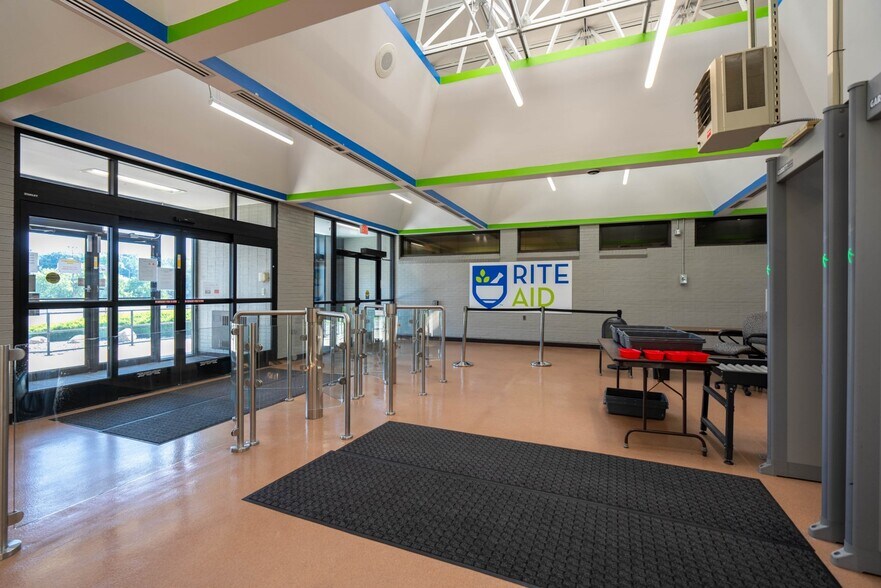 More Photos Of 5400 Perry Dr, Waterford Distribution For Lease