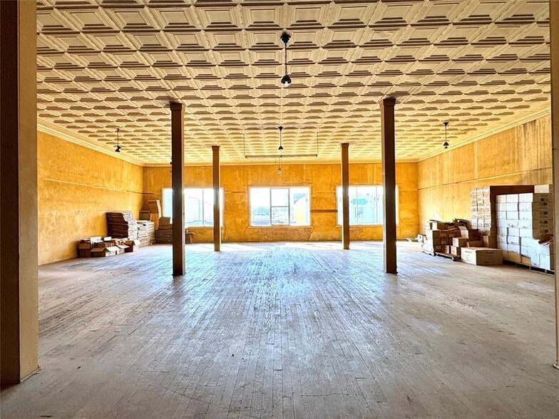 More Photos Of 516 W Chickasha Ave, Chickasha Storefront For Sale