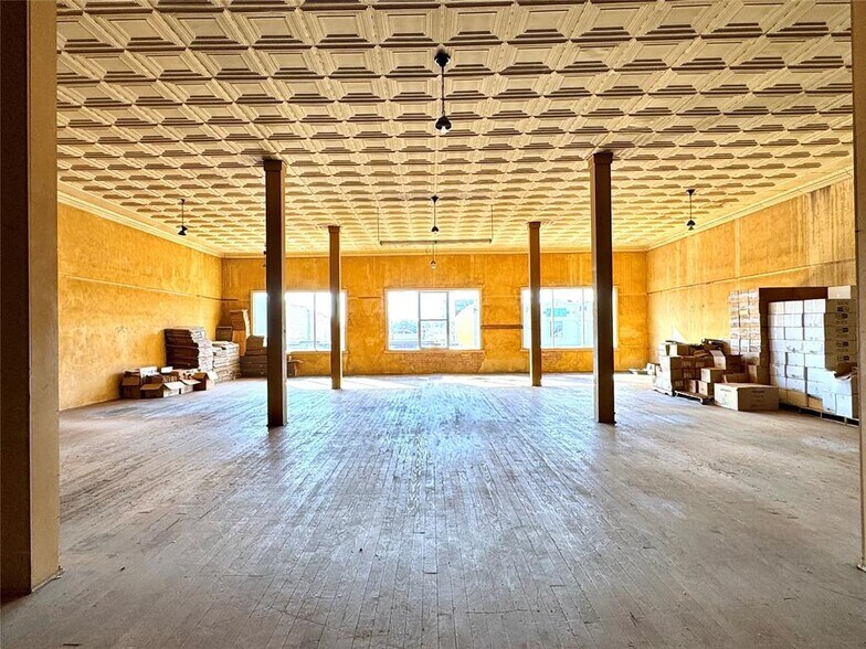 More Photos Of 516 W Chickasha Ave, Chickasha Storefront For Sale