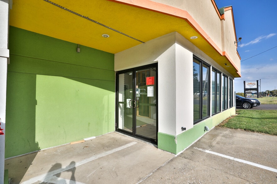 More Photos Of 107 N Bluff Rd, Collinsville Storefront For Sale