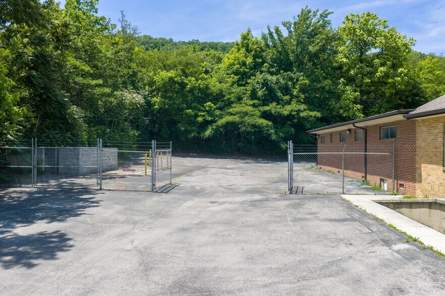 More Photos Of 901 S Main St, Rocky Top Office For Lease