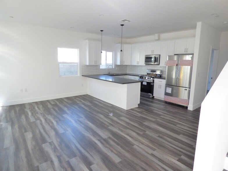 More Photos Of 6732 Irvine Ave, North Hollywood Apartments For Sale