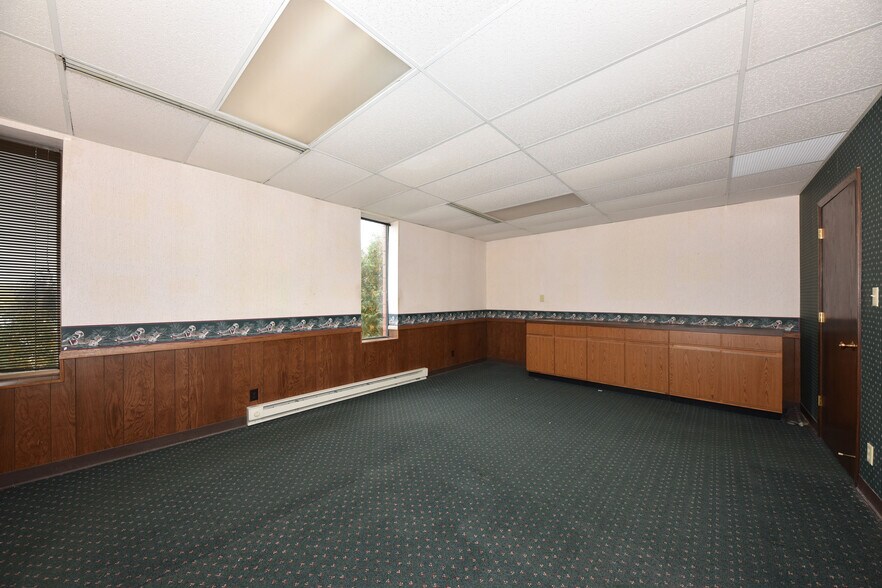 More Photos Of 7400 W Brown Deer Rd, Milwaukee Office For Sale