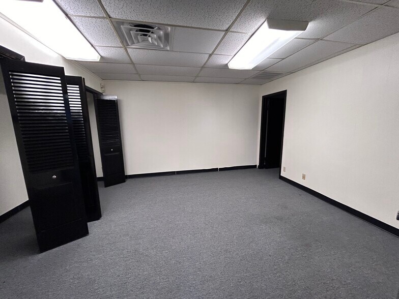 More Photos Of 142 W Rhapsody Dr, San Antonio Office For Lease