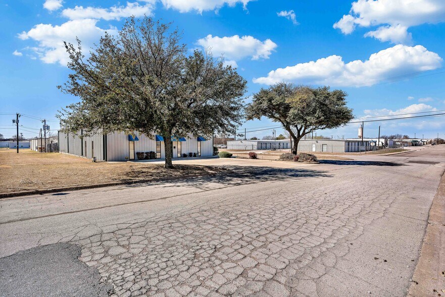 More Photos Of 4300 Garland Dr, Haltom City Warehouse For Lease