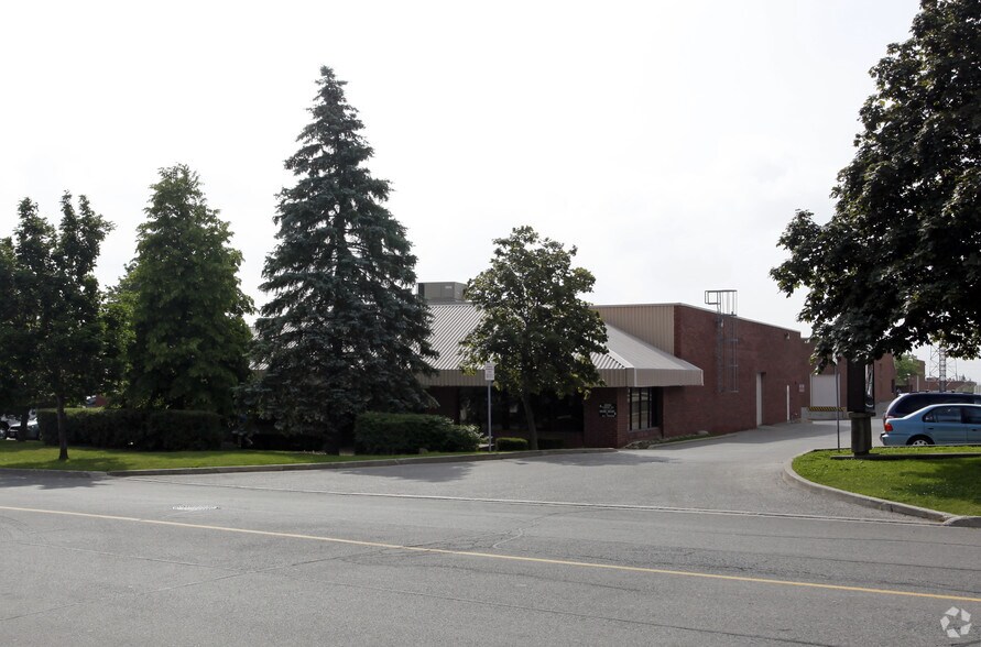More Photos Of 5650 Tomken Rd, Mississauga Flex For Lease