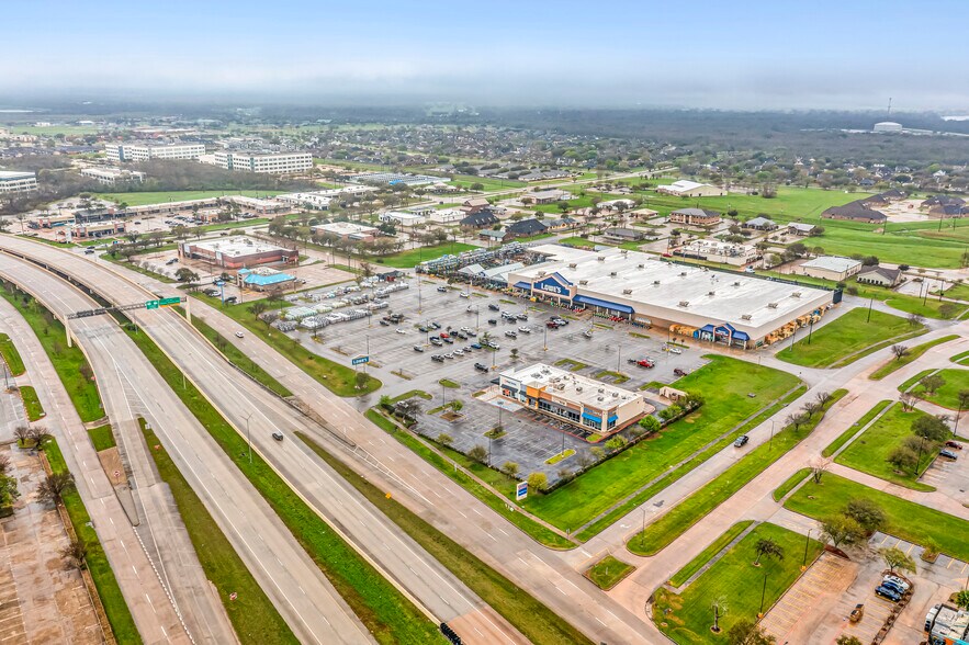 More Photos Of 300 Tx-332, Lake Jackson Storefront For Sale