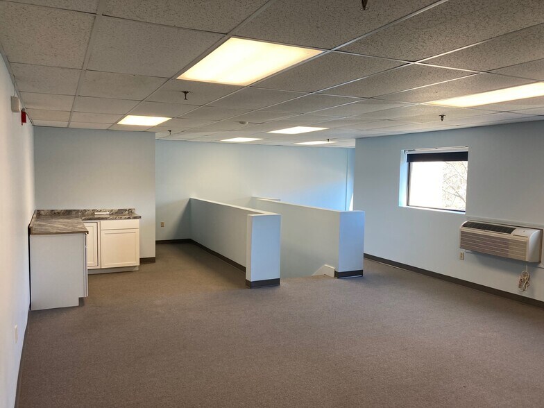 More Photos Of 41 Industrial Dr, Exeter Service For Lease