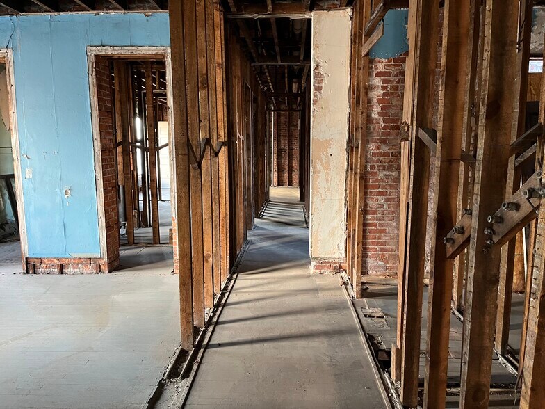 More Photos Of 901 Madison Ave, Toledo Storefront Retail Residential For Lease