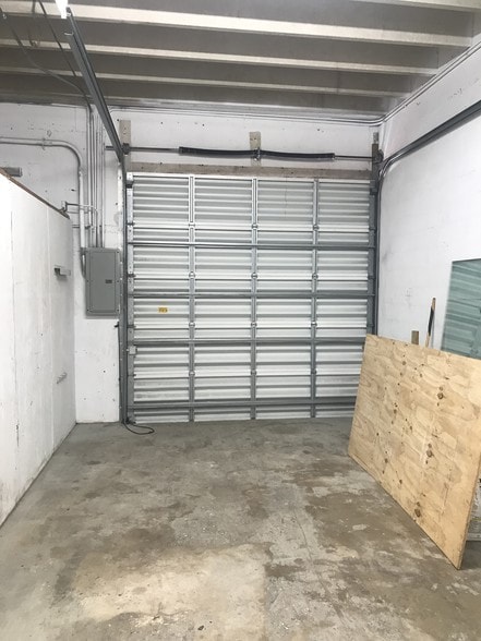 More Photos Of 267-269 NE 32nd Ct, Oakland Park Warehouse For Lease