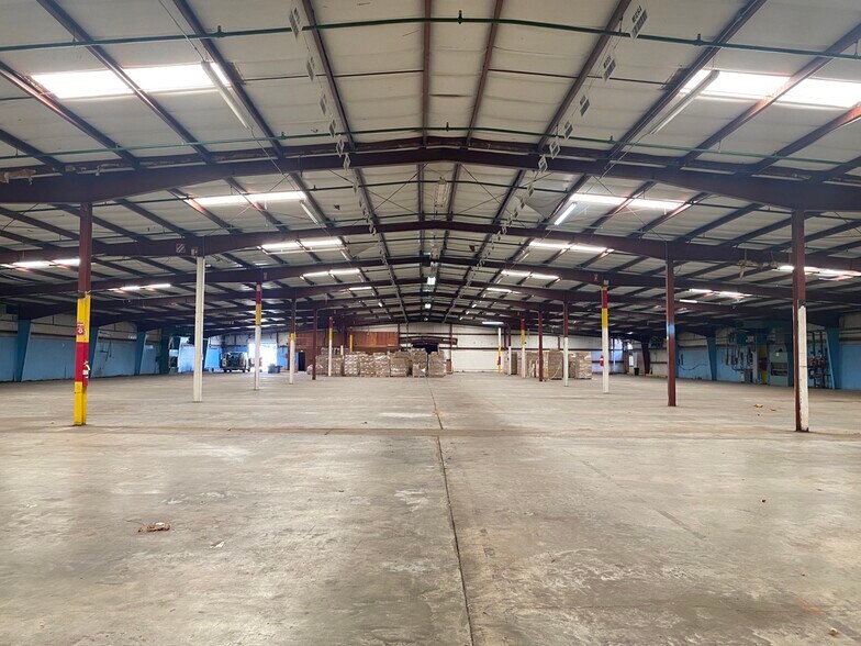 More Photos Of 104 Parsonage St, Mc Rae Distribution For Lease