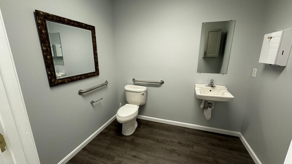 More Photos Of 722 Grant St, Herndon Medical For Lease