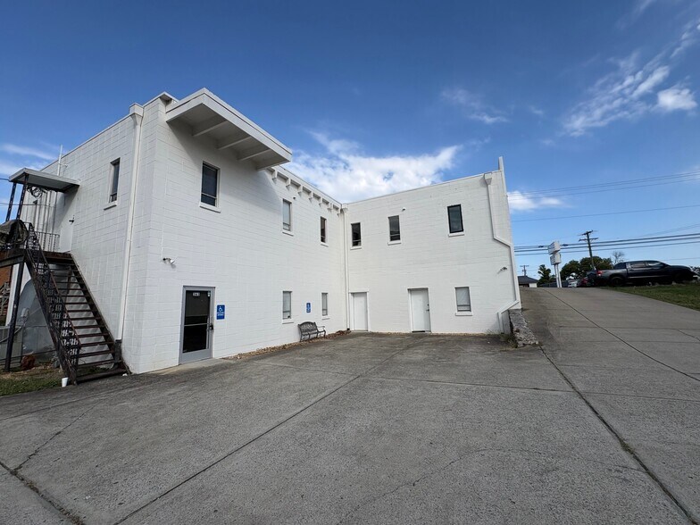 More Photos Of 363 W Main St, Hendersonville Flex For Lease
