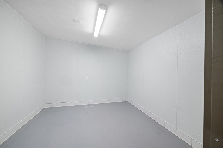 More Photos Of 840 N Cloverdale Blvd, Cloverdale Convenience Store For Sale