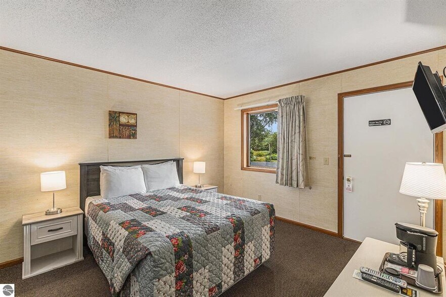 More Photos Of 519 Lake St, Frankfort Hotel For Sale