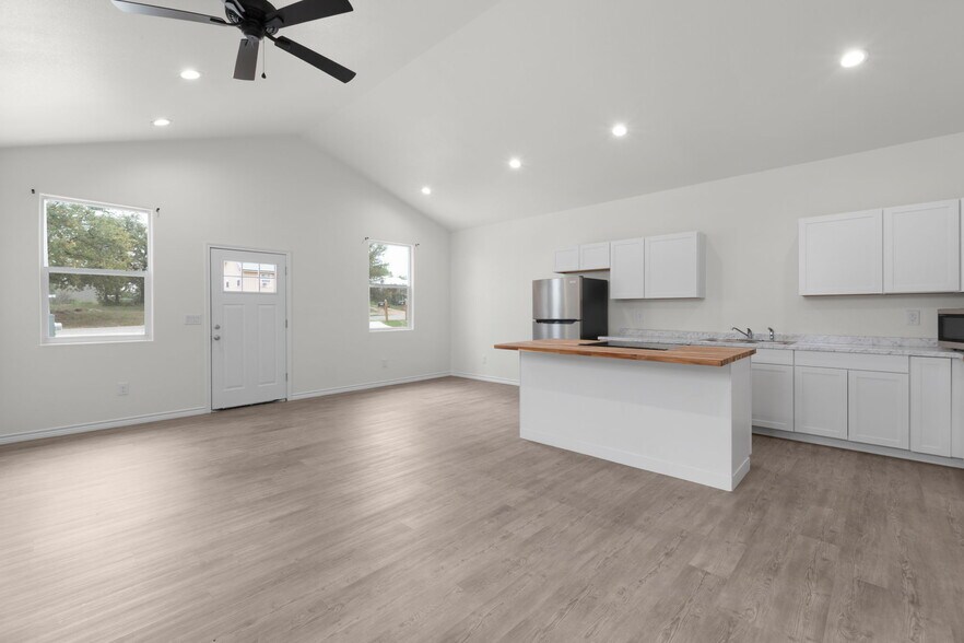 More Photos Of 870-872 Waco St, Kingsland Multifamily For Sale