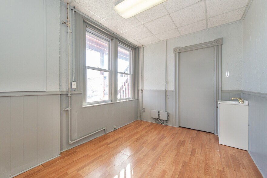 More Photos Of 84 Elm St, Westfield General Retail For Lease