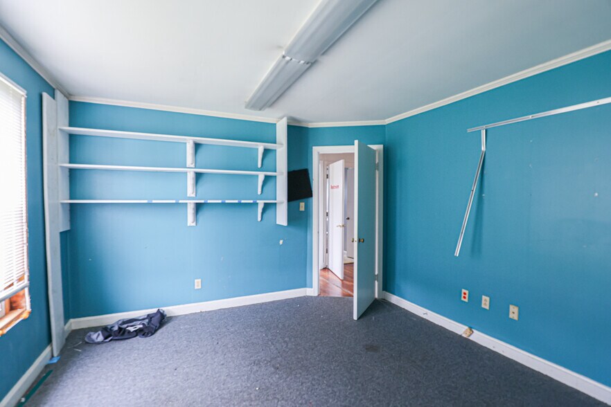 More Photos Of 806 Poplar St, Benton Office For Sale