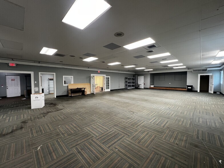 More Photos Of 1075 Ohio Pike, Cincinnati Office For Lease