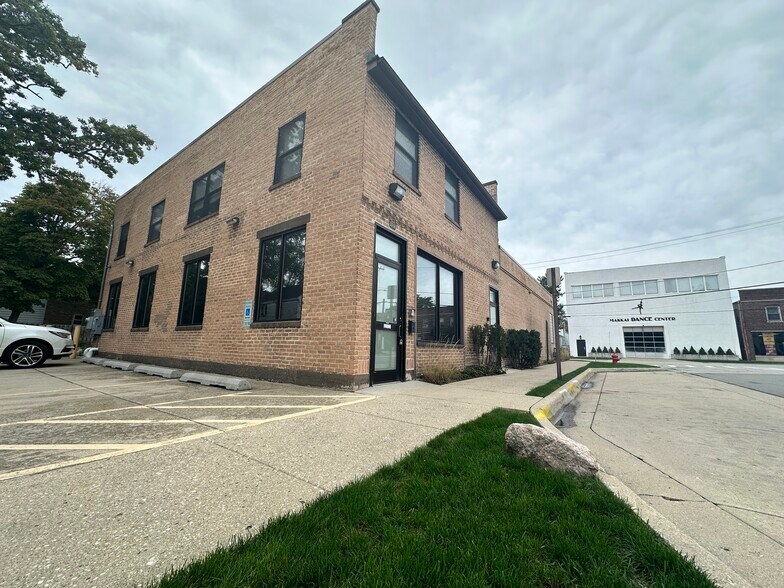 More Photos Of 2132 Green Bay Rd, Highland Park Office For Lease