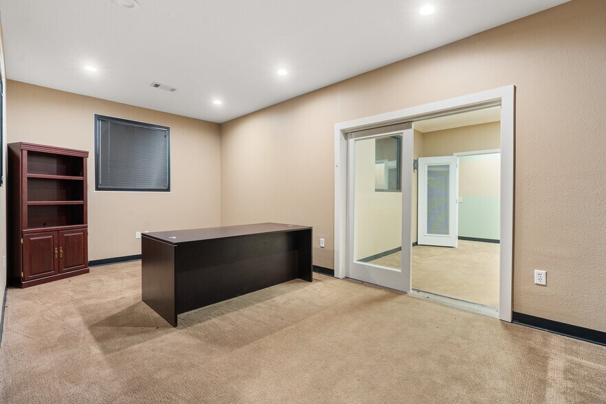 More Photos Of 18920 Freeport Dr, Montgomery Industrial For Sale