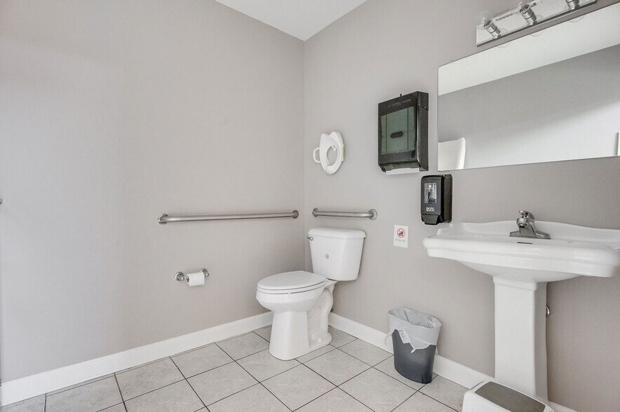 More Photos Of 217-219 Station St, Jacksonville Medical For Lease
