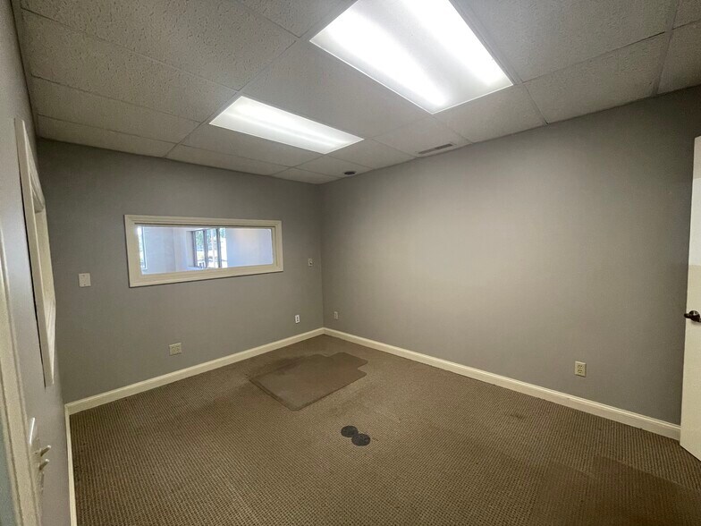 More Photos Of 3028-3042 State St, Columbus Showroom For Lease